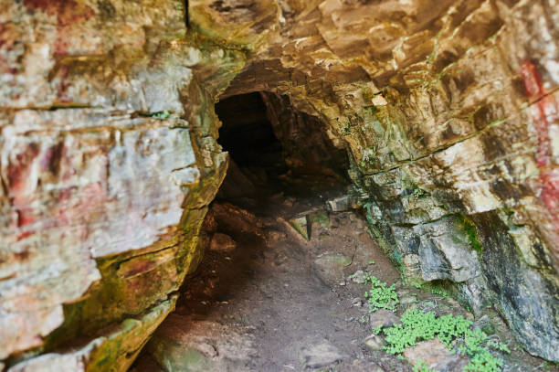 repubblica di bashkortostan, fiumi, grotta estiva idrisovskaya. - south ural foto e immagini stock