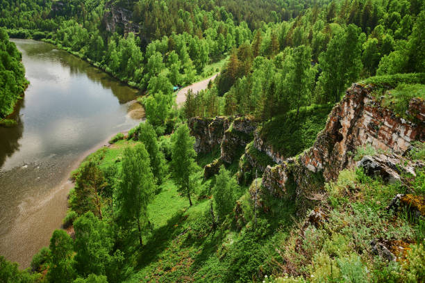 república de bashkortostan, ríos, verano cueva idrisovskaya. - south ural fotografías e imágenes de stock
