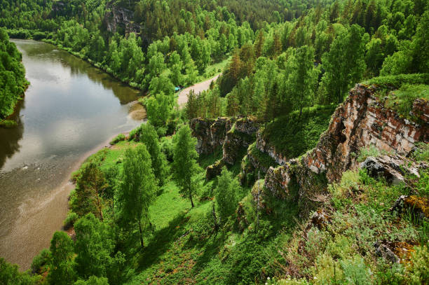 repubblica di bashkortostan, fiumi, grotta estiva idrisovskaya. - south ural foto e immagini stock