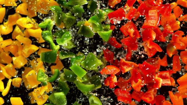 congelamento del movimento del mix di verdure fresche volanti - lettuce endive abstract leaf foto e immagini stock