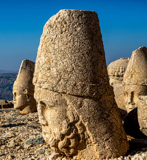 nemrut dağı'nda antik heykeller, türkiye. commagene kralı antakya'nın gömüldüğü nemrut dağı'ndaki unesco dünya mirası alanı - tyche stok fotoğraflar ve resimler