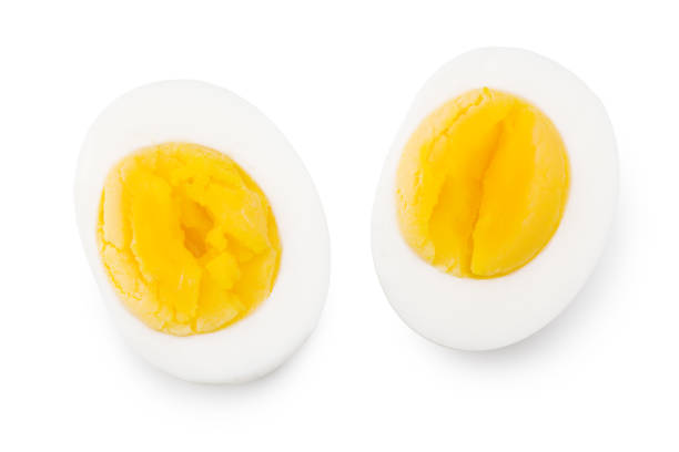 mezzo uovo sodo isolato su uno sfondo bianco. visualizzazione dall'alto - hard cooked egg foto e immagini stock