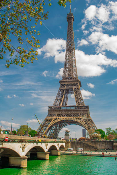 torre eiffel y río sena - eiffel tower paris france famous place france fotografías e imágenes de stock