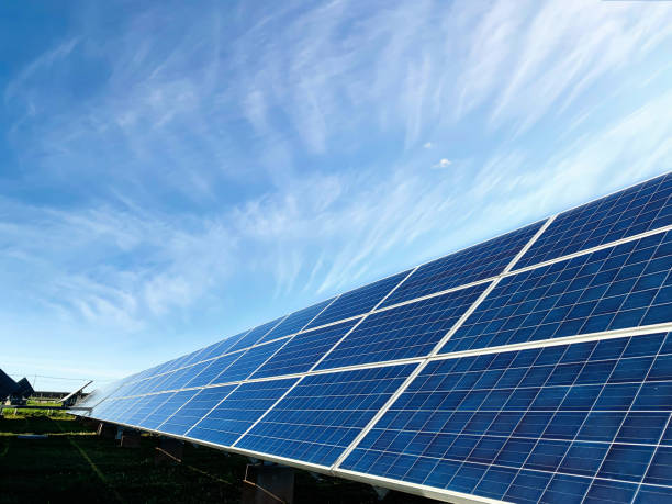 centrale solaire (cellule solaire) avec le nuage sur le ciel, le climat chaud provoque une augmentation de la production d’énergie, l’énergie alternative pour conserver l’énergie du monde, idée de module photovoltaïque pour la production d’én - énergie solaire photos et images de collection