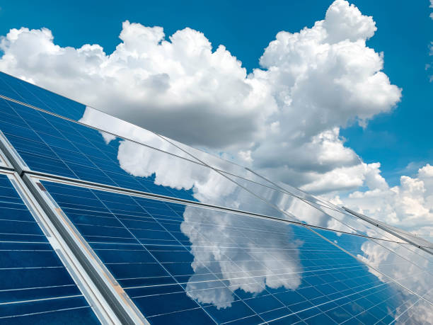 solcell (solcell) med molnet på himlen, varmt klimat orsakar ökad kraftproduktion, alternativ energi för att bevara världens energi, solceller modul idé för ren energiproduktion - solar panels bildbanksfoton och bilder