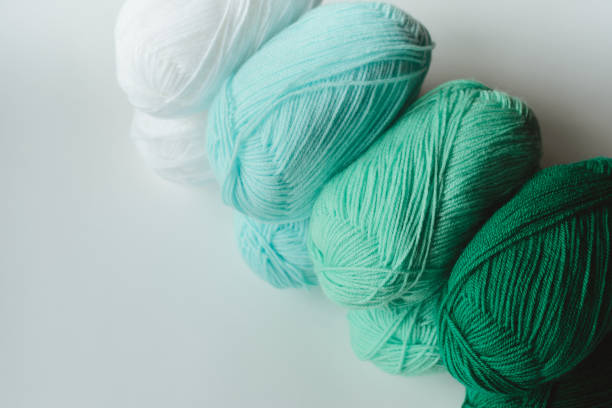 acryl pastell farbige wolle garn faden stränge - cotton ball blue cotton crochet stock-fotos und bilder