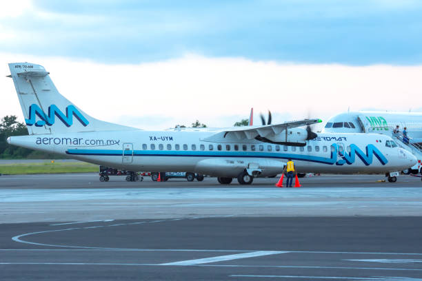 aeromar atr72-600 xa-uym to puerto vallarta intl. - 600 imagens e fotografias de stock