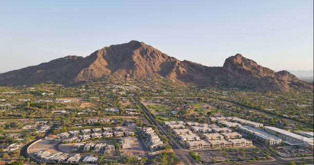 camelback mountain, localizado em phoenix e perto de scottsdale, arizona, eua - phoenix arizona skyline desert - fotografias e filmes do acervo