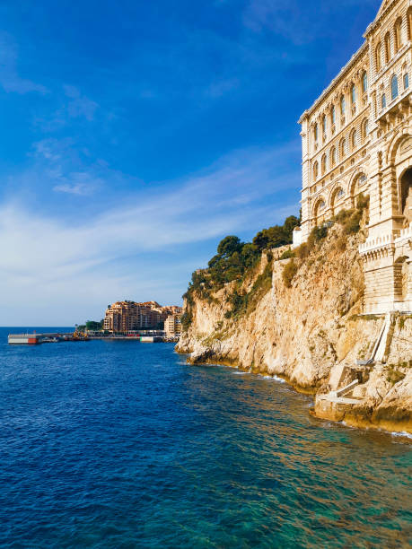 paseo costero y vistas al museo y al mar mediterráneo en mónaco - realeza de mónaco fotografías e imágenes de stock