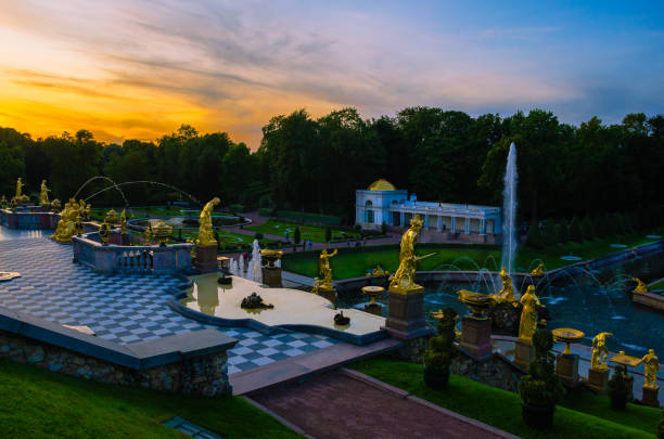 complejo de fuentes del palacio en los rayos de puesta de sol - statue architecture sculpture formal garden fotografías e imágenes de stock