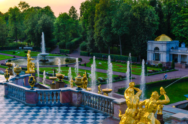 complejo de fuentes del palacio en los rayos de puesta de sol - statue architecture sculpture formal garden fotografías e imágenes de stock