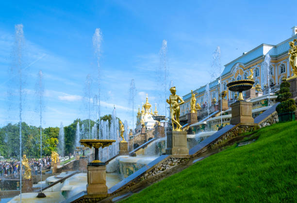 vista de las fuentes de la gran cascada peterhof palace. - statue architecture sculpture formal garden fotografías e imágenes de stock