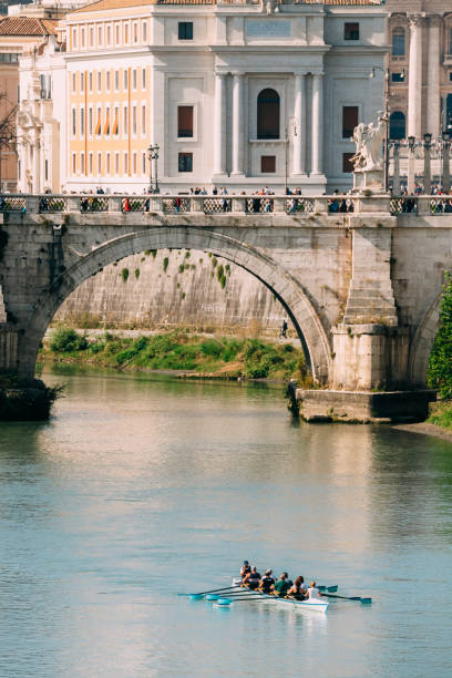 roma, italia. grupo de personas entrenando en kayak. barco turístico flotando cerca del puente de aelian. tour barco turístico - aelian bridge fotografías e imágenes de stock