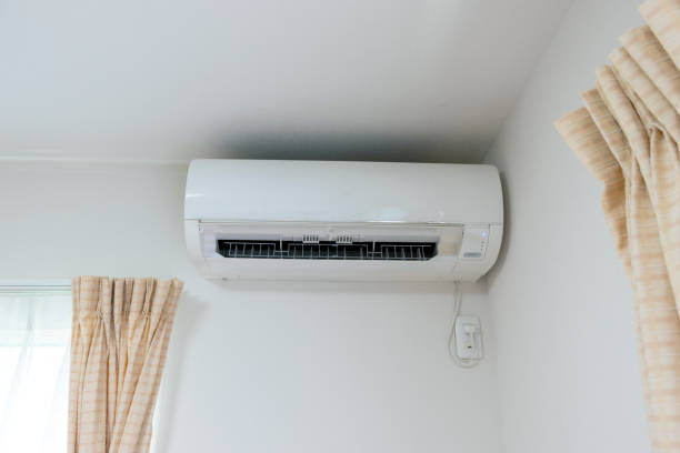weiße klimaanlage im hellen raum - air conditioner window heat hot day stock-fotos und bilder
