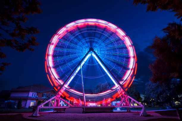 밤에 발라톤 호수에서 관람차가 돌아다닐 수 있습니다. - ferris wheel wheel night neon light 뉴스 사진 이미지