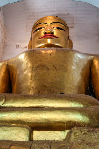 posąg buddy w świątyni manuha gupaya, bagan, myanmar - pagoda bagan tourism paya zdjęcia i obrazy z banku zdjęć