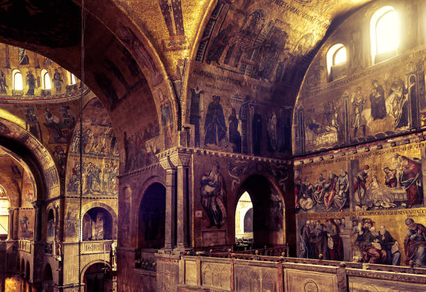 mosaico murale dorato all'interno della basilica di san marco o san marco a venezia, italia - cathedral italy venice italy inside of foto e immagini stock