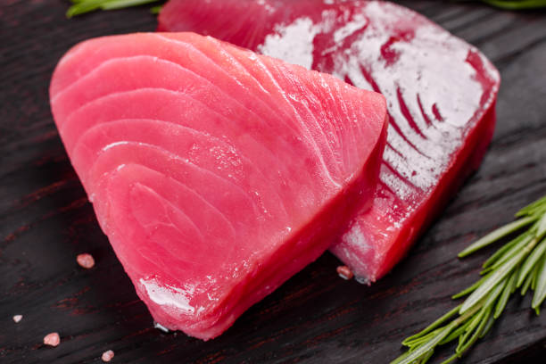 검은 색 배경에 향신료와 허브신선한 참치 필레 스테이크 - tuna raw portion prepared fish 뉴스 사진 이미지