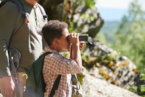 쌍안경을 사용하는 어린 소년 - little boys discovery binoculars child 뉴스 사진 이미지