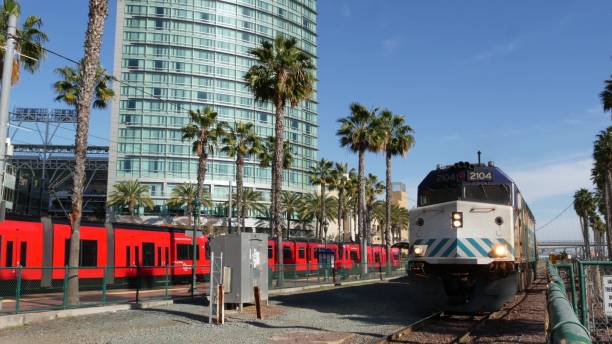 コースター通勤と赤mtsトロリー、アメリカの公共交通機関。高速旅客鉄道電車・路面電車、鉄道nctd輸送 - san diego trolley ストックフォトと画像