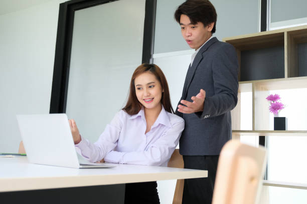 남성과 여성 직원은 컴퓨터 화면에서 판매를 보고 기쁘게 생각합니다. - office chair cheering ecstatic success 뉴스 사진 이미지