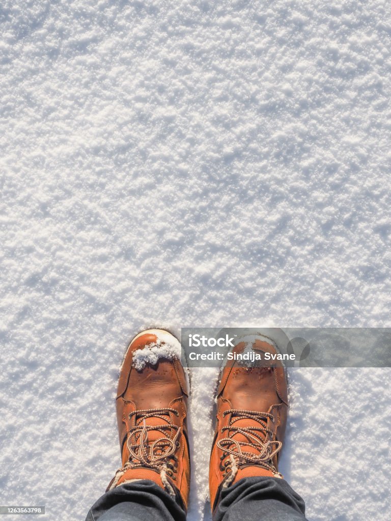 Vista Superior De Zapatos Botas Nieve Fresca Foto de y más de de Invierno - Invierno, Nieve, Bota de la nieve - iStock