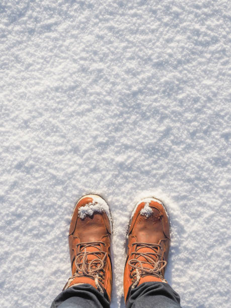 vue supérieure des chaussures / bottes dans la neige fraîche. - apres ski photos photos et images de collection