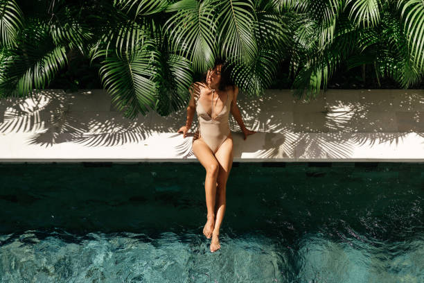スパプールでリラックスしている若い黒人女性。 - swimming pool sensuality women sex symbol ストックフォトと画像