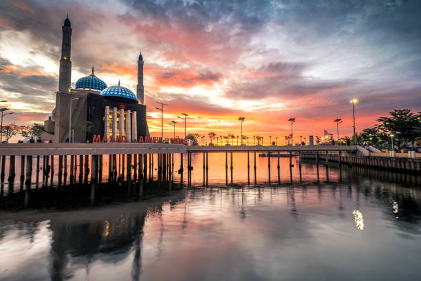 Amirul Mukminin Mosque, Makassar, South Sulawesi Sunset Moment at Amirul Mukminin Mosque, Makassar, South Sulawesi lombok indonesia stock pictures, royalty-free photos & images