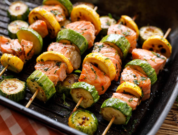 Brochetas de salmón a la plancha con calabacín y adobo de hierbas en una sartén a la parrilla - foto de stock