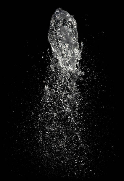 jet d’eau dans une fontaine - falling water photos et images de collection