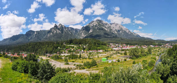 paisaje con busteni y valle de prahova - sinaia fotografías e imágenes de stock