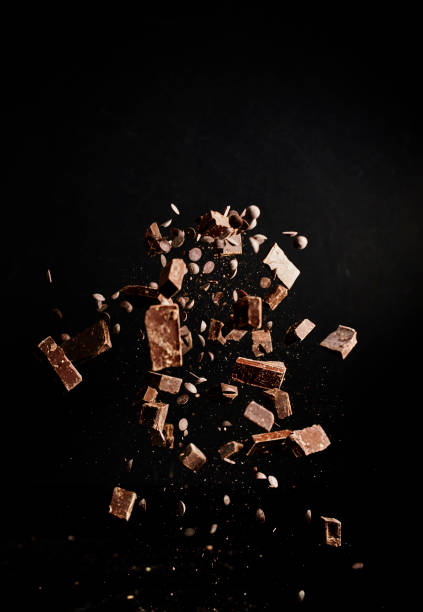 explosión de alimentos de chocolate con chips de chocolate - high speed flash fotografías e imágenes de stock