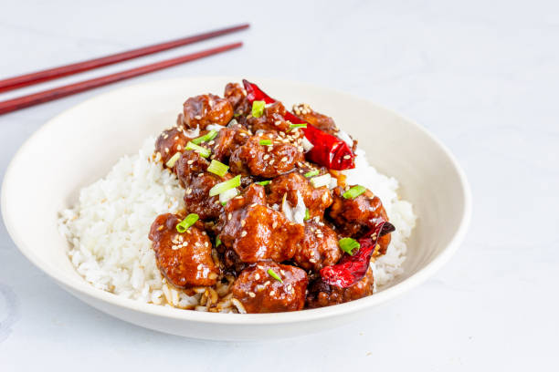 general tso's chicken with rice in a bowl with chopsticks - chicken general tso food imagens e fotografias de stock