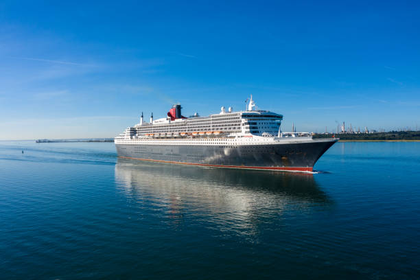 navio de cruzeiro transatlântico do transatlântico - queen mary 2 - fotografias e filmes do acervo