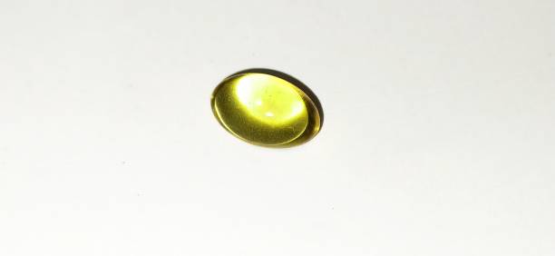 タラの肝油または魚油ゲルカプセル。 - hair gel capsule cod liver oil pill ストックフォトと画像