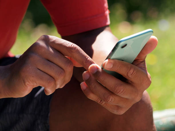 mãos do homem usando smartphone fora - alenka - fotografias e filmes do acervo