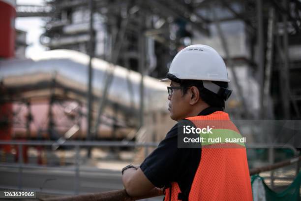 Asiatischer Arbeiter Im Petrochemischen Kraftwerk Stockfoto und mehr Bilder von Energieindustrie - Energieindustrie, Herstellendes Gewerbe, Fabrik