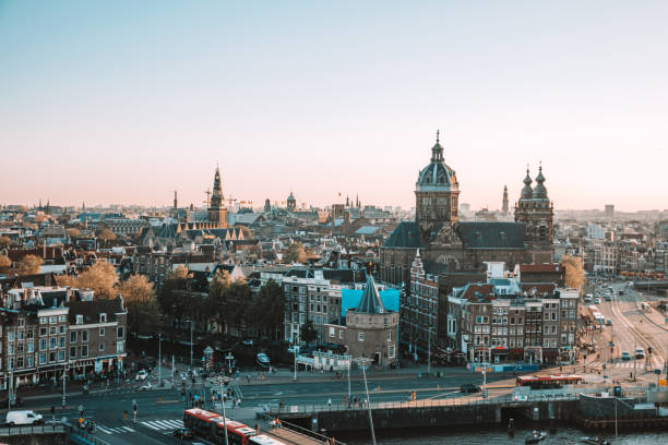 アムステルダムの街並み - 大聖堂と旧市街の景色を望む - amsterdam netherlands city skyline ストックフォトと画像