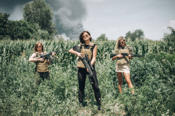 zespół bojowy atrakcyjnej kobiety żołnierza wojskowego mają szkolenie wojenne - military uniform barricade boundary police uniform zdjęcia i obrazy z banku zdjęć