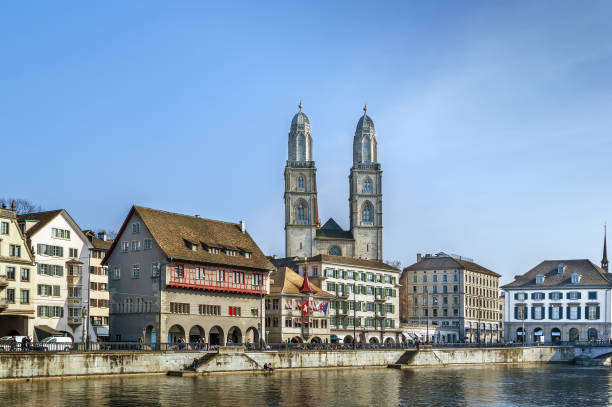 argine del fiume limmat, zurigo, svizzera - grossmunster cathedral foto e immagini stock