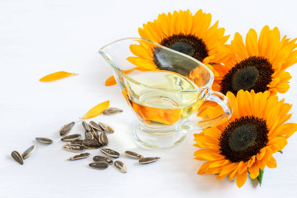 sonnenblumen, sonnenblumenöl und samen aus nächster nähe. - sunflower seed oil stock-fotos und bilder