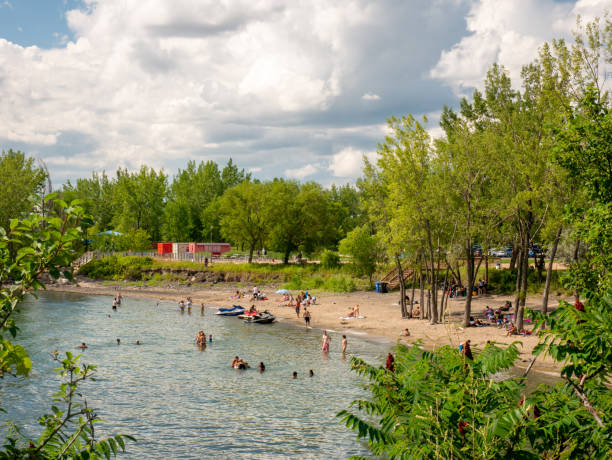 die menschen genießen den schönen sommertag am strand von charron. - lawrence quebec canada north america stock-fotos und bilder