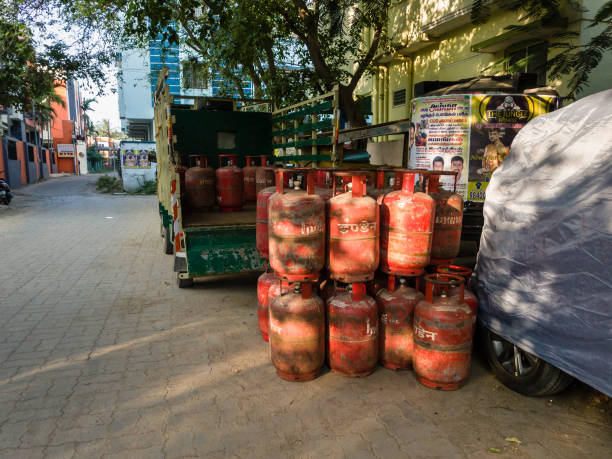 bouteilles de gaz sur la route - natural gas cylinder flammable fire photos et images de collection