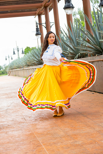 Bailarina folclórica mexicana en un paisaje de Tequila, México. Mujer bailando folclore mexicano photo