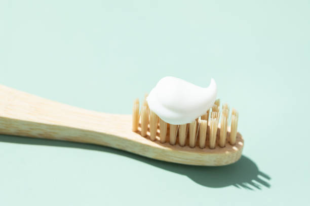 bambus-zahnbürste mit zahnpasta. - toothpaste stock-fotos und bilder