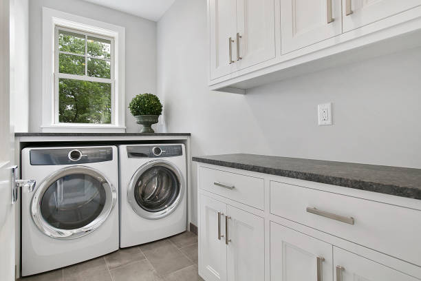 weiße waschküche mit neuen geräten - waschmaschine fotos stock-fotos und bilder