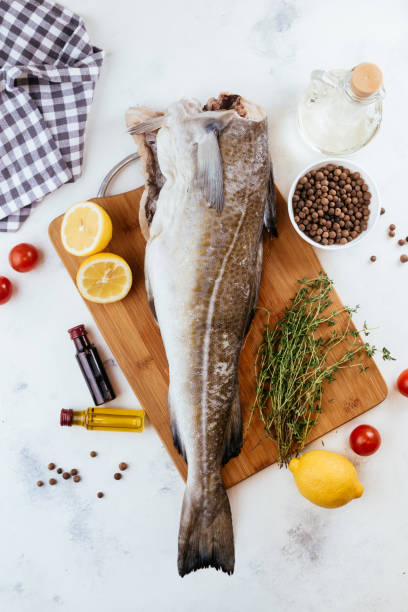 сырая codfish приготовления пищи и ингредиентов. - cod fillet raw prepared fish стоковые фото и изображения