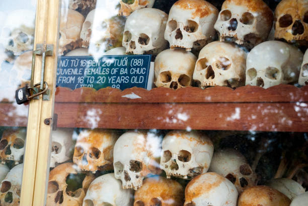 massaker der roten khmer in ba chuc, vietnam - völkermord in kambodscha stock-fotos und bilder