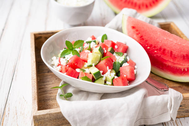 salada de melancia mediterrânea com queijo feta, pepino e folhas de hortelã - watermelon summer melon portion - fotografias e filmes do acervo